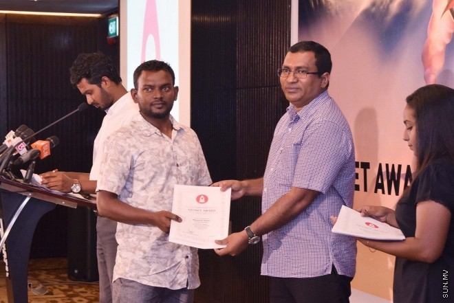 އޯގަސްޓް 12، 2015: ޒުވާން ވިޔަފާރިން އުފެއްދުމަށް ސަރުކާރުން ފަށާފައިވާ ގެޓްސެޓް ލޯނު ޕްރޮގްރާމުގެ ތެރެއިން 72 ޒުވާނުންނަށް ލޯނު ލިބުނު ކަމުގެ ލިޔުން ހަވާލުކުރުން -- ސަން ފޮޓޯ/ ފަޔާޒު މޫސާ