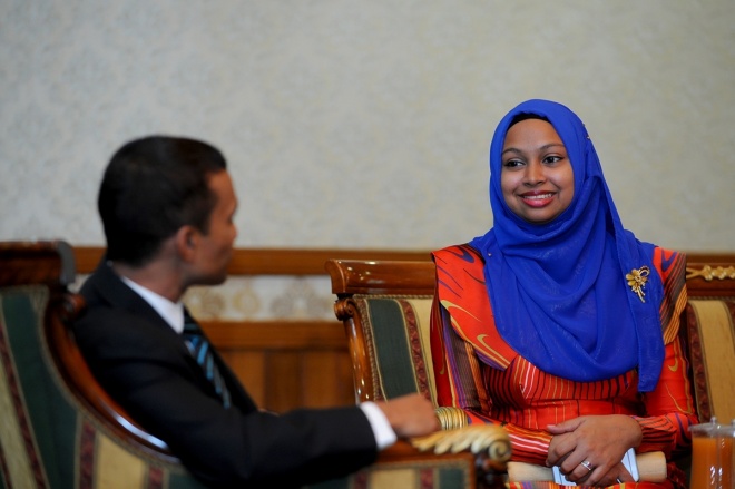 އޯގަސްޓް 17، 2015: ހިއުމަން ރައިޓްސް ކޮމިޝަން (އެޗްއާރުސީއެމް) އަށް އައްޔަންކުރަން ރައްޔިތުންގެ މަޖިލީހުން ރުހުންދިން ތިން ބޭފުޅުންނަށް މެންބަރު ކަމަށް ޢައްޔަން ކުރެއްވި ކަމުގެ ލިޔުން ހަވާލުކުރުމާއި ހުވައި ކުރުމަށް ރައީސް އޮފީހުގައި ބޭއްވި ހަފްލާގެ ތެރެއިން -- ފޮޓޯ/ ރައީސް އޮފީސް
