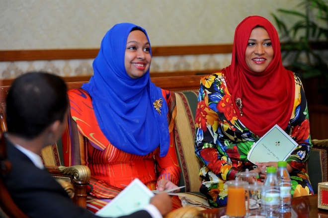 އޯގަސްޓް 17، 2015: ހިއުމަން ރައިޓްސް ކޮމިޝަން (އެޗްއާރުސީއެމް) އަށް އައްޔަންކުރަން ރައްޔިތުންގެ މަޖިލީހުން ރުހުންދިން ތިން ބޭފުޅުންނަށް މެންބަރު ކަމަށް ޢައްޔަން ކުރެއްވި ކަމުގެ ލިޔުން ހަވާލުކުރުމާއި ހުވައި ކުރުމަށް ރައީސް އޮފީހުގައި ބޭއްވި ހަފްލާގެ ތެރެއިން -- ފޮޓޯ/ ރައީސް އޮފީސް