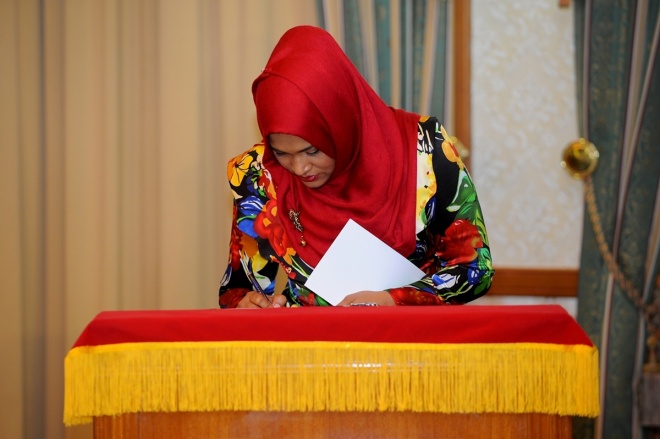 އޯގަސްޓް 17، 2015: ހިއުމަން ރައިޓްސް ކޮމިޝަން (އެޗްއާރުސީއެމް) އަށް އައްޔަންކުރަން ރައްޔިތުންގެ މަޖިލީހުން ރުހުންދިން ތިން ބޭފުޅުންނަށް މެންބަރު ކަމަށް ޢައްޔަން ކުރެއްވި ކަމުގެ ލިޔުން ހަވާލުކުރުމާއި ހުވައި ކުރުމަށް ރައީސް އޮފީހުގައި ބޭއްވި ހަފްލާގެ ތެރެއިން -- ފޮޓޯ/ ރައީސް އޮފީސް