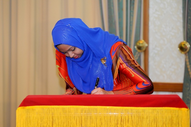އޯގަސްޓް 17، 2015: ހިއުމަން ރައިޓްސް ކޮމިޝަން (އެޗްއާރުސީއެމް) އަށް އައްޔަންކުރަން ރައްޔިތުންގެ މަޖިލީހުން ރުހުންދިން ތިން ބޭފުޅުންނަށް މެންބަރު ކަމަށް ޢައްޔަން ކުރެއްވި ކަމުގެ ލިޔުން ހަވާލުކުރުމާއި ހުވައި ކުރުމަށް ރައީސް އޮފީހުގައި ބޭއްވި ހަފްލާގެ ތެރެއިން -- ފޮޓޯ/ ރައީސް އޮފީސް