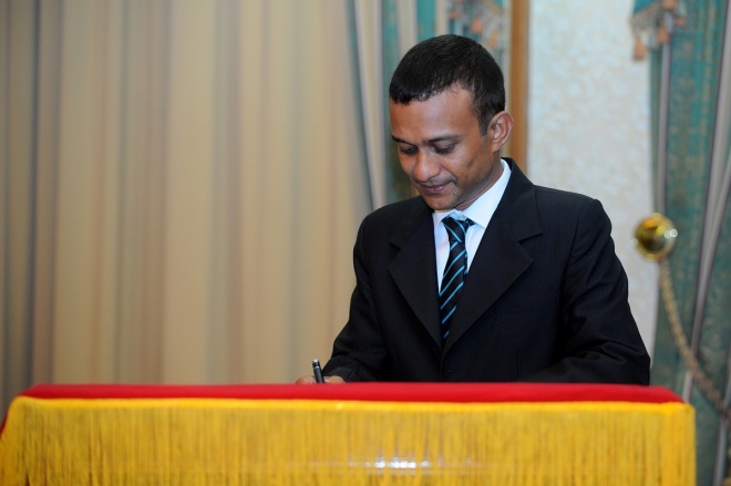 އޯގަސްޓް 17، 2015: ހިއުމަން ރައިޓްސް ކޮމިޝަން (އެޗްއާރުސީއެމް) އަށް އައްޔަންކުރަން ރައްޔިތުންގެ މަޖިލީހުން ރުހުންދިން ތިން ބޭފުޅުންނަށް މެންބަރު ކަމަށް ޢައްޔަން ކުރެއްވި ކަމުގެ ލިޔުން ހަވާލުކުރުމާއި ހުވައި ކުރުމަށް ރައީސް އޮފީހުގައި ބޭއްވި ހަފްލާގެ ތެރެއިން -- ފޮޓޯ/ ރައީސް އޮފީސް