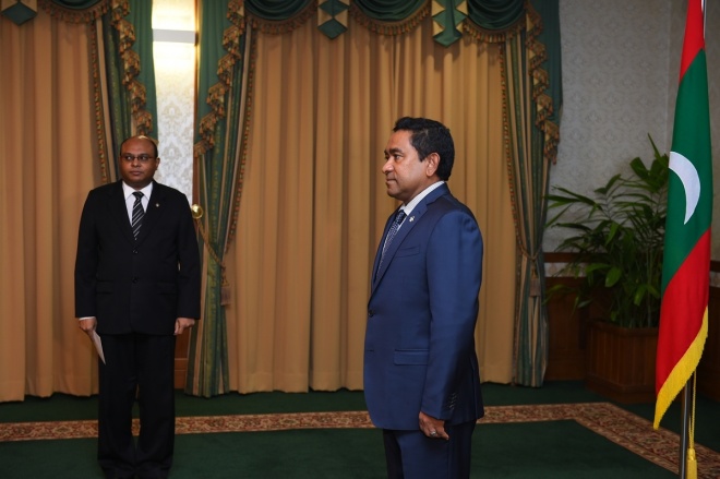 އޯގަސްޓް 17، 2015: ހިއުމަން ރައިޓްސް ކޮމިޝަން (އެޗްއާރުސީއެމް) އަށް އައްޔަންކުރަން ރައްޔިތުންގެ މަޖިލީހުން ރުހުންދިން ތިން ބޭފުޅުންނަށް މެންބަރު ކަމަށް ޢައްޔަން ކުރެއްވި ކަމުގެ ލިޔުން ހަވާލުކުރުމާއި ހުވައި ކުރުމަށް ރައީސް އޮފީހުގައި ބޭއްވި ހަފްލާގެ ތެރެއިން -- ފޮޓޯ/ ރައީސް އޮފީސް