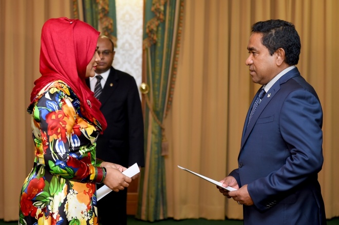 އޯގަސްޓް 17، 2015: ހިއުމަން ރައިޓްސް ކޮމިޝަން (އެޗްއާރުސީއެމް) އަށް އައްޔަންކުރަން ރައްޔިތުންގެ މަޖިލީހުން ރުހުންދިން ތިން ބޭފުޅުންނަށް މެންބަރު ކަމަށް ޢައްޔަން ކުރެއްވި ކަމުގެ ލިޔުން ހަވާލުކުރުމާއި ހުވައި ކުރުމަށް ރައީސް އޮފީހުގައި ބޭއްވި ހަފްލާގެ ތެރެއިން -- ފޮޓޯ/ ރައީސް އޮފީސް
