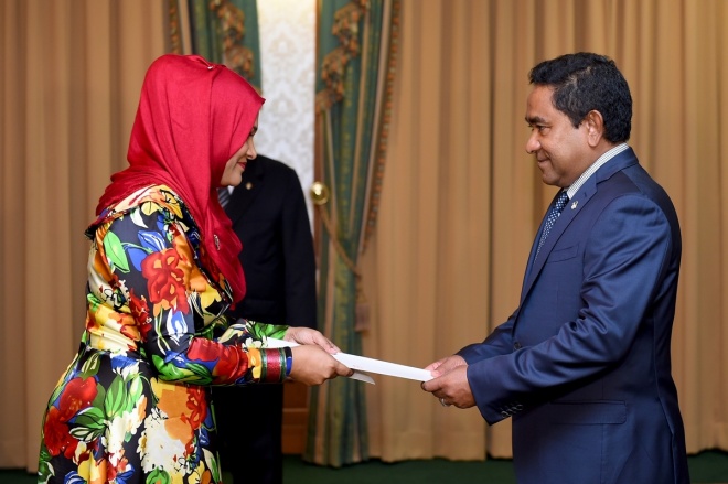 އޯގަސްޓް 17، 2015: ހިއުމަން ރައިޓްސް ކޮމިޝަން (އެޗްއާރުސީއެމް) އަށް އައްޔަންކުރަން ރައްޔިތުންގެ މަޖިލީހުން ރުހުންދިން ތިން ބޭފުޅުންނަށް މެންބަރު ކަމަށް ޢައްޔަން ކުރެއްވި ކަމުގެ ލިޔުން ހަވާލުކުރުމާއި ހުވައި ކުރުމަށް ރައީސް އޮފީހުގައި ބޭއްވި ހަފްލާގެ ތެރެއިން -- ފޮޓޯ/ ރައީސް އޮފީސް
