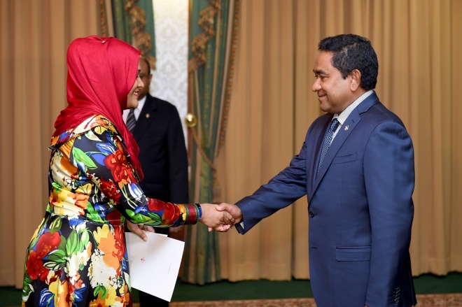 އޯގަސްޓް 17، 2015: ހިއުމަން ރައިޓްސް ކޮމިޝަން (އެޗްއާރުސީއެމް) އަށް އައްޔަންކުރަން ރައްޔިތުންގެ މަޖިލީހުން ރުހުންދިން ތިން ބޭފުޅުންނަށް މެންބަރު ކަމަށް ޢައްޔަން ކުރެއްވި ކަމުގެ ލިޔުން ހަވާލުކުރުމާއި ހުވައި ކުރުމަށް ރައީސް އޮފީހުގައި ބޭއްވި ހަފްލާގެ ތެރެއިން -- ފޮޓޯ/ ރައީސް އޮފީސް