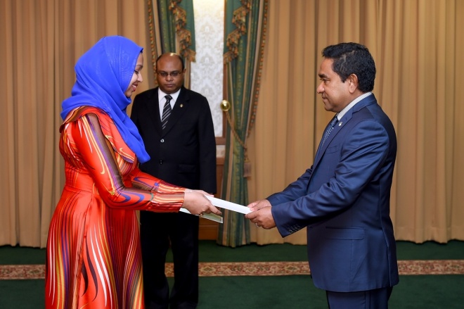 އޯގަސްޓް 17، 2015: ހިއުމަން ރައިޓްސް ކޮމިޝަން (އެޗްއާރުސީއެމް) އަށް އައްޔަންކުރަން ރައްޔިތުންގެ މަޖިލީހުން ރުހުންދިން ތިން ބޭފުޅުންނަށް މެންބަރު ކަމަށް ޢައްޔަން ކުރެއްވި ކަމުގެ ލިޔުން ހަވާލުކުރުމާއި ހުވައި ކުރުމަށް ރައީސް އޮފީހުގައި ބޭއްވި ހަފްލާގެ ތެރެއިން -- ފޮޓޯ/ ރައީސް އޮފީސް