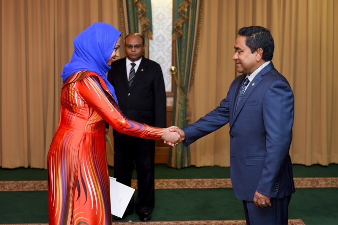 އޯގަސްޓް 17، 2015: ހިއުމަން ރައިޓްސް ކޮމިޝަން (އެޗްއާރުސީއެމް) އަށް އައްޔަންކުރަން ރައްޔިތުންގެ މަޖިލީހުން ރުހުންދިން ތިން ބޭފުޅުންނަށް މެންބަރު ކަމަށް ޢައްޔަން ކުރެއްވި ކަމުގެ ލިޔުން ހަވާލުކުރުމާއި ހުވައި ކުރުމަށް ރައީސް އޮފީހުގައި ބޭއްވި ހަފްލާގެ ތެރެއިން -- ފޮޓޯ/ ރައީސް އޮފީސް