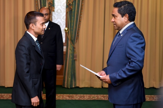 އޯގަސްޓް 17، 2015: ހިއުމަން ރައިޓްސް ކޮމިޝަން (އެޗްއާރުސީއެމް) އަށް އައްޔަންކުރަން ރައްޔިތުންގެ މަޖިލީހުން ރުހުންދިން ތިން ބޭފުޅުންނަށް މެންބަރު ކަމަށް ޢައްޔަން ކުރެއްވި ކަމުގެ ލިޔުން ހަވާލުކުރުމާއި ހުވައި ކުރުމަށް ރައީސް އޮފީހުގައި ބޭއްވި ހަފްލާގެ ތެރެއިން -- ފޮޓޯ/ ރައީސް އޮފީސް