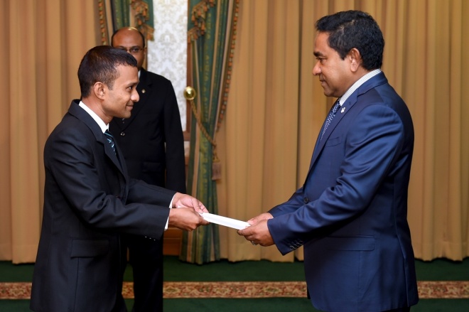 އޯގަސްޓް 17، 2015: ހިއުމަން ރައިޓްސް ކޮމިޝަން (އެޗްއާރުސީއެމް) އަށް އައްޔަންކުރަން ރައްޔިތުންގެ މަޖިލީހުން ރުހުންދިން ތިން ބޭފުޅުންނަށް މެންބަރު ކަމަށް ޢައްޔަން ކުރެއްވި ކަމުގެ ލިޔުން ހަވާލުކުރުމާއި ހުވައި ކުރުމަށް ރައީސް އޮފީހުގައި ބޭއްވި ހަފްލާގެ ތެރެއިން -- ފޮޓޯ/ ރައީސް އޮފީސް