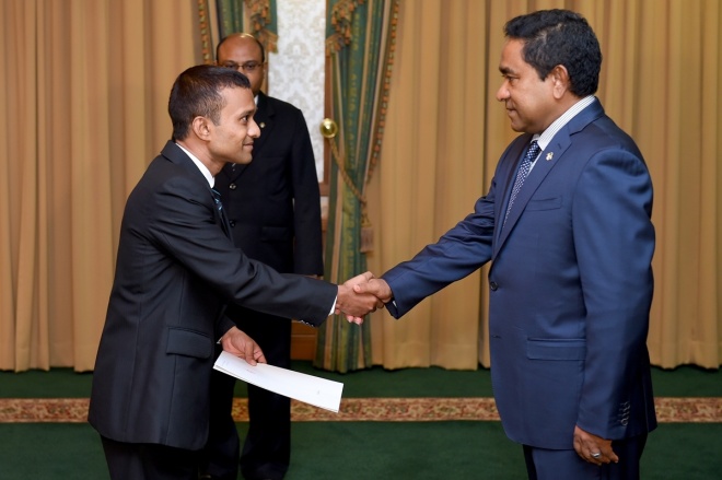 އޯގަސްޓް 17، 2015: ހިއުމަން ރައިޓްސް ކޮމިޝަން (އެޗްއާރުސީއެމް) އަށް އައްޔަންކުރަން ރައްޔިތުންގެ މަޖިލީހުން ރުހުންދިން ތިން ބޭފުޅުންނަށް މެންބަރު ކަމަށް ޢައްޔަން ކުރެއްވި ކަމުގެ ލިޔުން ހަވާލުކުރުމާއި ހުވައި ކުރުމަށް ރައީސް އޮފީހުގައި ބޭއްވި ހަފްލާގެ ތެރެއިން -- ފޮޓޯ/ ރައީސް އޮފީސް