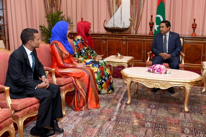 އޯގަސްޓް 17، 2015: ހިއުމަން ރައިޓްސް ކޮމިޝަން (އެޗްއާރުސީއެމް) އަށް އައްޔަންކުރަން ރައްޔިތުންގެ މަޖިލީހުން ރުހުންދިން ތިން ބޭފުޅުންނަށް މެންބަރު ކަމަށް ޢައްޔަން ކުރެއްވި ކަމުގެ ލިޔުން ހަވާލުކުރުމާއި ހުވައި ކުރުމަށް ރައީސް އޮފީހުގައި ބޭއްވި ހަފްލާގެ ތެރެއިން -- ފޮޓޯ/ ރައީސް އޮފީސް