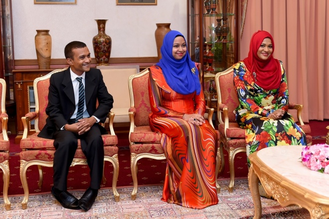 އޯގަސްޓް 17، 2015: ހިއުމަން ރައިޓްސް ކޮމިޝަން (އެޗްއާރުސީއެމް) އަށް އައްޔަންކުރަން ރައްޔިތުންގެ މަޖިލީހުން ރުހުންދިން ތިން ބޭފުޅުންނަށް މެންބަރު ކަމަށް ޢައްޔަން ކުރެއްވި ކަމުގެ ލިޔުން ހަވާލުކުރުމާއި ހުވައި ކުރުމަށް ރައީސް އޮފީހުގައި ބޭއްވި ހަފްލާގެ ތެރެއިން -- ފޮޓޯ/ ރައީސް އޮފީސް