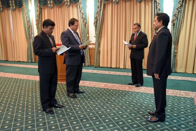 އޯގަސްޓް 18، 2015: ސިވިލް ސާވިސް ކޮމިޝަނަށް ދެ މެންބަރަކު އައްޔަނު ކުރުމަށް ބޭއްވި ރަސްމިއްޔާތުގެ ތެރެއިން --- ސަން ފޮޓޯ/ ޔޫސުފް ސޮފްވާން