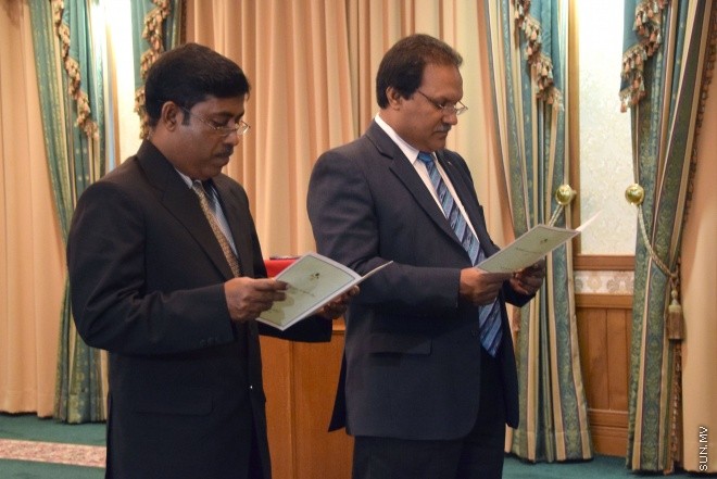 އޯގަސްޓް 18، 2015: ސިވިލް ސާވިސް ކޮމިޝަނަށް ދެ މެންބަރަކު އައްޔަނު ކުރުމަށް ބޭއްވި ރަސްމިއްޔާތުގެ ތެރެއިން --- ސަން ފޮޓޯ/ ޔޫސުފް ސޮފްވާން