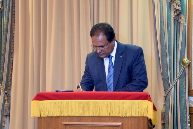އޯގަސްޓް 18، 2015: ސިވިލް ސާވިސް ކޮމިޝަނަށް ދެ މެންބަރަކު އައްޔަނު ކުރުމަށް ބޭއްވި ރަސްމިއްޔާތުގެ ތެރެއިން --- ސަން ފޮޓޯ/ ޔޫސުފް ސޮފްވާން