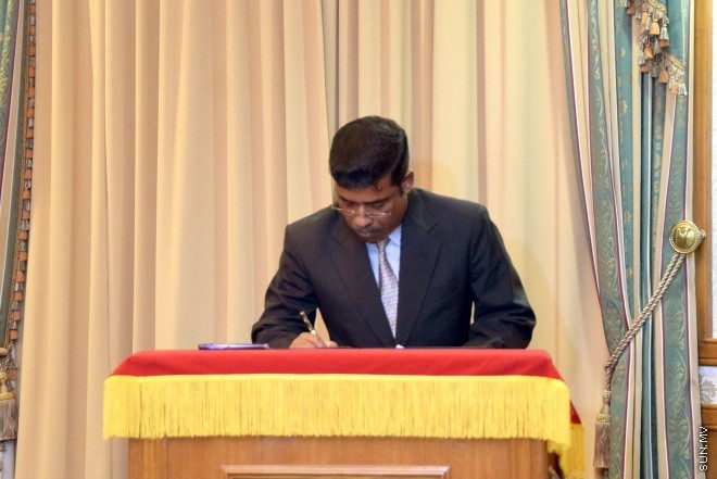 އޯގަސްޓް 18، 2015: ސިވިލް ސާވިސް ކޮމިޝަނަށް ދެ މެންބަރަކު އައްޔަނު ކުރުމަށް ބޭއްވި ރަސްމިއްޔާތުގެ ތެރެއިން --- ސަން ފޮޓޯ/ ޔޫސުފް ސޮފްވާން
