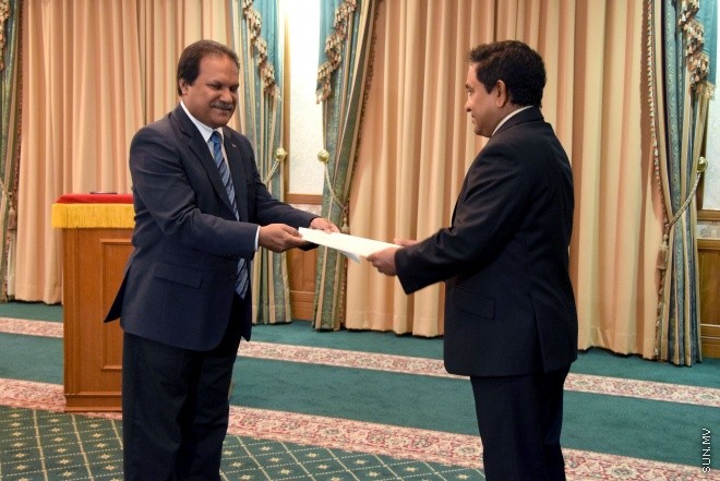 އޯގަސްޓް 18، 2015: ސިވިލް ސާވިސް ކޮމިޝަނަށް ދެ މެންބަރަކު އައްޔަނު ކުރުމަށް ބޭއްވި ރަސްމިއްޔާތުގެ ތެރެއިން --- ސަން ފޮޓޯ/ ޔޫސުފް ސޮފްވާން