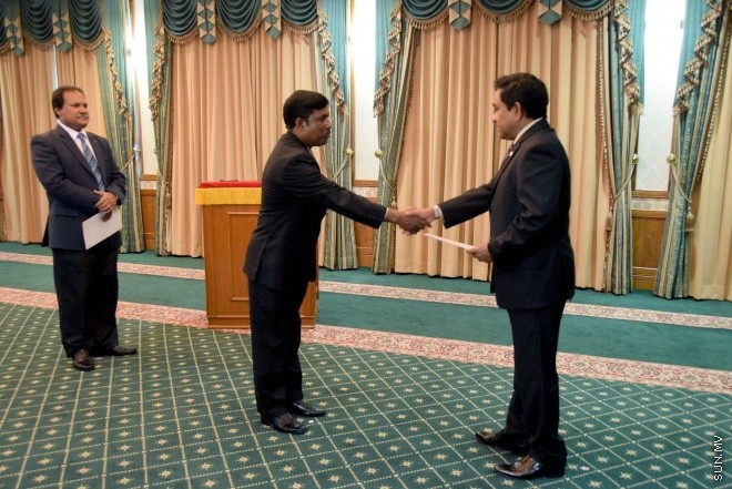 އޯގަސްޓް 18، 2015: ސިވިލް ސާވިސް ކޮމިޝަނަށް ދެ މެންބަރަކު އައްޔަނު ކުރުމަށް ބޭއްވި ރަސްމިއްޔާތުގެ ތެރެއިން --- ސަން ފޮޓޯ/ ޔޫސުފް ސޮފްވާން