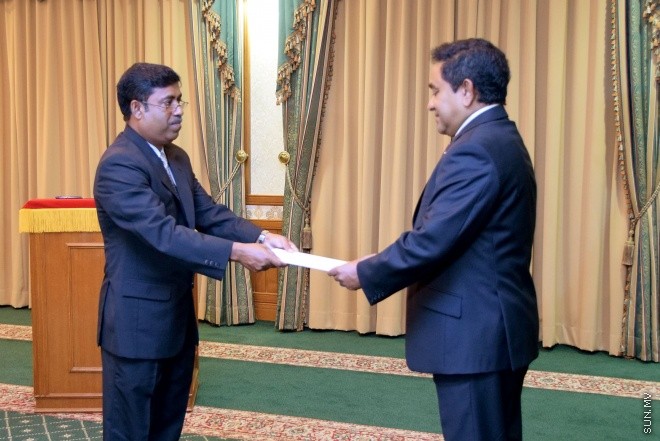 އޯގަސްޓް 18، 2015: ސިވިލް ސާވިސް ކޮމިޝަނަށް ދެ މެންބަރަކު އައްޔަނު ކުރުމަށް ބޭއްވި ރަސްމިއްޔާތުގެ ތެރެއިން --- ސަން ފޮޓޯ/ ޔޫސުފް ސޮފްވާން