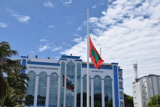 އޯގަސްޓް 20، 2015: ދައުލަތަށް ގިނަ ދުވަސްތަކެއް ވަންދެން ހިދުމަތް ކުރައްވާފައިވާ އަބްދުﷲ ހަމީދުގެ ހަށިކޮޅު މާލެ ގެނައުން -- ސަން ފޮޓޯ/ ފަޔާޒު މޫސާ