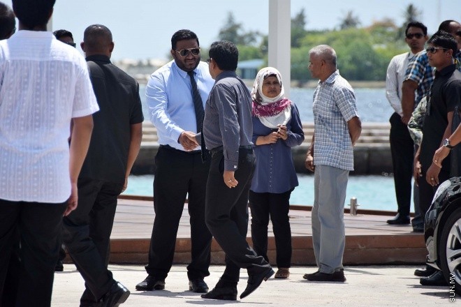 އޯގަސްޓް 20، 2015: ދައުލަތަށް ގިނަ ދުވަސްތަކެއް ވަންދެން ހިދުމަތް ކުރައްވާފައިވާ އަބްދުﷲ ހަމީދުގެ ހަށިކޮޅު މާލެ ގެނައުން -- ސަން ފޮޓޯ/ ފަޔާޒު މޫސާ