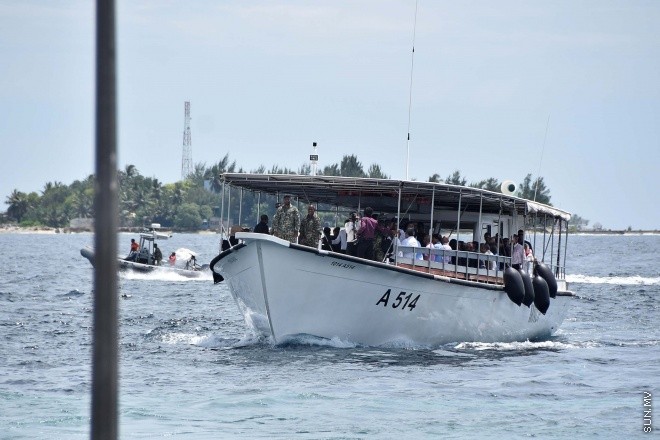 އޯގަސްޓް 20، 2015: ދައުލަތަށް ގިނަ ދުވަސްތަކެއް ވަންދެން ހިދުމަތް ކުރައްވާފައިވާ އަބްދުﷲ ހަމީދުގެ ހަށިކޮޅު މާލެ ގެނައުން -- ސަން ފޮޓޯ/ ފަޔާޒު މޫސާ