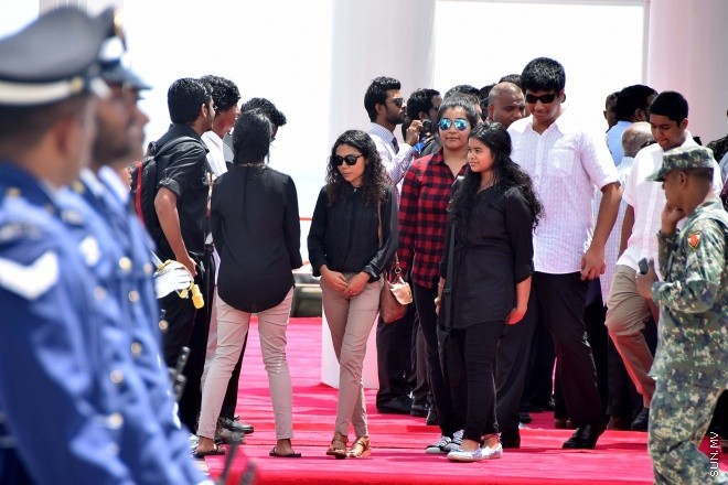 އޯގަސްޓް 20، 2015: ދައުލަތަށް ގިނަ ދުވަސްތަކެއް ވަންދެން ހިދުމަތް ކުރައްވާފައިވާ އަބްދުﷲ ހަމީދުގެ ހަށިކޮޅު މާލެ ގެނައުން -- ސަން ފޮޓޯ/ ފަޔާޒު މޫސާ