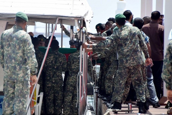 އޯގަސްޓް 20، 2015: ދައުލަތަށް ގިނަ ދުވަސްތަކެއް ވަންދެން ހިދުމަތް ކުރައްވާފައިވާ އަބްދުﷲ ހަމީދުގެ ހަށިކޮޅު މާލެ ގެނައުން -- ސަން ފޮޓޯ/ ފަޔާޒު މޫސާ