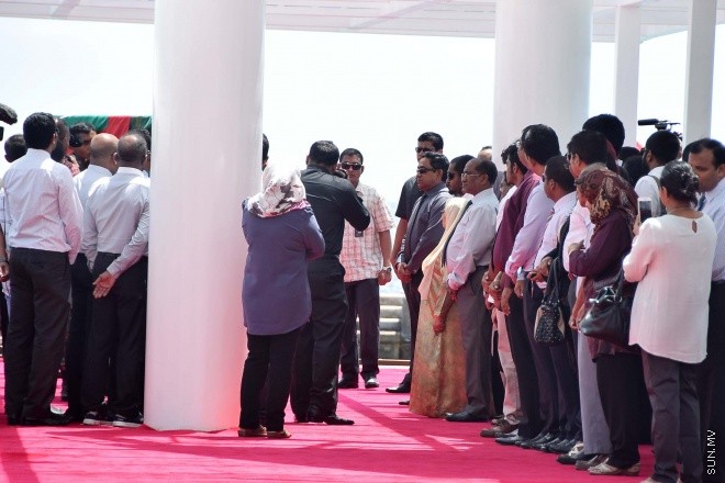އޯގަސްޓް 20، 2015: ދައުލަތަށް ގިނަ ދުވަސްތަކެއް ވަންދެން ހިދުމަތް ކުރައްވާފައިވާ އަބްދުﷲ ހަމީދުގެ ހަށިކޮޅު މާލެ ގެނައުން -- ސަން ފޮޓޯ/ ފަޔާޒު މޫސާ