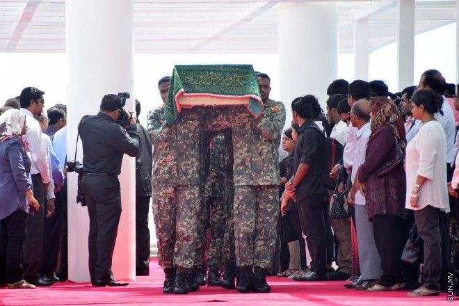 އޯގަސްޓް 20، 2015: ދައުލަތަށް ގިނަ ދުވަސްތަކެއް ވަންދެން ހިދުމަތް ކުރައްވާފައިވާ އަބްދުﷲ ހަމީދުގެ ހަށިކޮޅު މާލެ ގެނައުން -- ސަން ފޮޓޯ/ ފަޔާޒު މޫސާ