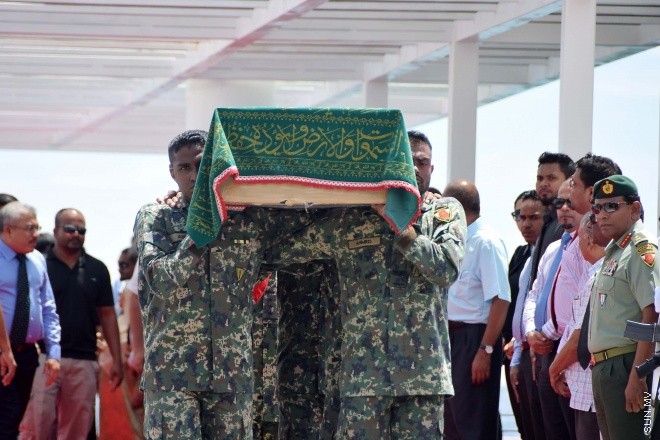 އޯގަސްޓް 20، 2015: ދައުލަތަށް ގިނަ ދުވަސްތަކެއް ވަންދެން ހިދުމަތް ކުރައްވާފައިވާ އަބްދުﷲ ހަމީދުގެ ހަށިކޮޅު މާލެ ގެނައުން -- ސަން ފޮޓޯ/ ފަޔާޒު މޫސާ