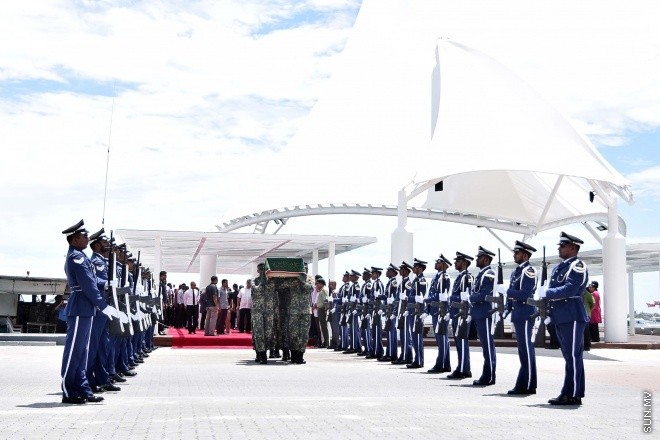 އޯގަސްޓް 20، 2015: ދައުލަތަށް ގިނަ ދުވަސްތަކެއް ވަންދެން ހިދުމަތް ކުރައްވާފައިވާ އަބްދުﷲ ހަމީދުގެ ހަށިކޮޅު މާލެ ގެނައުން -- ސަން ފޮޓޯ/ ފަޔާޒު މޫސާ