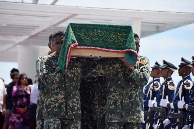 އޯގަސްޓް 20، 2015: ދައުލަތަށް ގިނަ ދުވަސްތަކެއް ވަންދެން ހިދުމަތް ކުރައްވާފައިވާ އަބްދުﷲ ހަމީދުގެ ހަށިކޮޅު މާލެ ގެނައުން -- ސަން ފޮޓޯ/ ފަޔާޒު މޫސާ