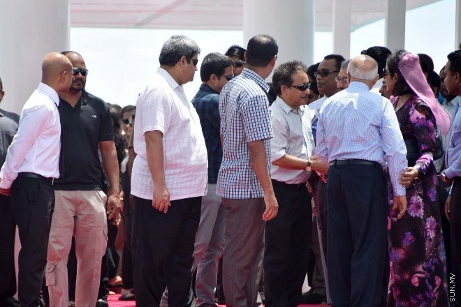 އޯގަސްޓް 20، 2015: ދައުލަތަށް ގިނަ ދުވަސްތަކެއް ވަންދެން ހިދުމަތް ކުރައްވާފައިވާ އަބްދުﷲ ހަމީދުގެ ހަށިކޮޅު މާލެ ގެނައުން -- ސަން ފޮޓޯ/ ފަޔާޒު މޫސާ