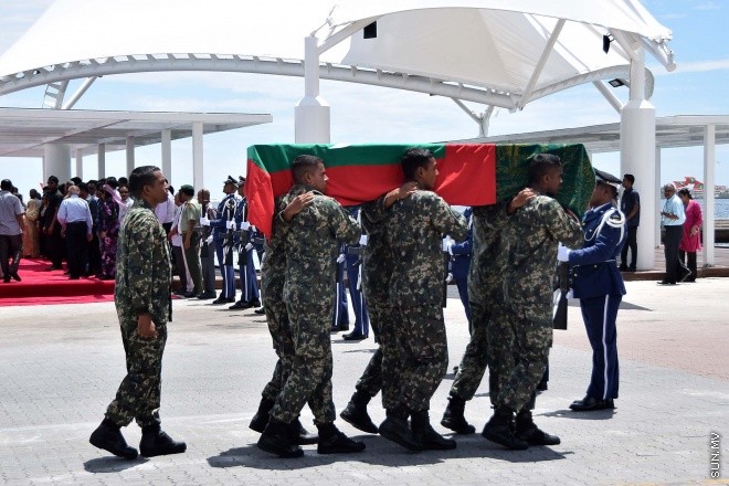އޯގަސްޓް 20، 2015: ދައުލަތަށް ގިނަ ދުވަސްތަކެއް ވަންދެން ހިދުމަތް ކުރައްވާފައިވާ އަބްދުﷲ ހަމީދުގެ ހަށިކޮޅު މާލެ ގެނައުން -- ސަން ފޮޓޯ/ ފަޔާޒު މޫސާ