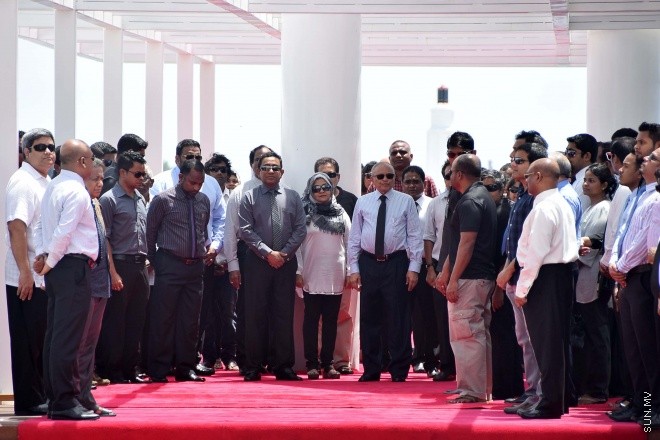 އޯގަސްޓް 20، 2015: ދައުލަތަށް ގިނަ ދުވަސްތަކެއް ވަންދެން ހިދުމަތް ކުރައްވާފައިވާ އަބްދުﷲ ހަމީދުގެ ހަށިކޮޅު މާލެ ގެނައުން -- ސަން ފޮޓޯ/ ފަޔާޒު މޫސާ