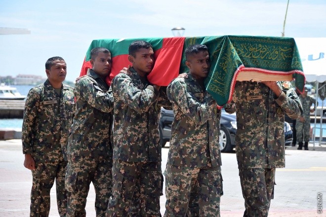 އޯގަސްޓް 20، 2015: ދައުލަތަށް ގިނަ ދުވަސްތަކެއް ވަންދެން ހިދުމަތް ކުރައްވާފައިވާ އަބްދުﷲ ހަމީދުގެ ހަށިކޮޅު މާލެ ގެނައުން -- ސަން ފޮޓޯ/ ފަޔާޒު މޫސާ