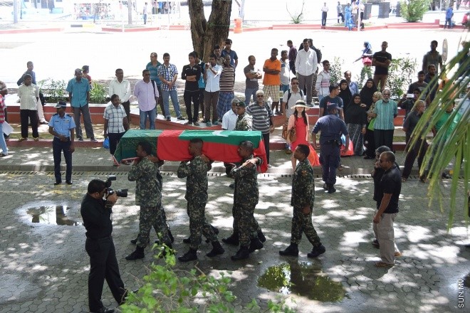 އޯގަސްޓް 20، 2015: ދައުލަތަށް ގިނަ ދުވަސްތަކެއް ވަންދެން ހިދުމަތް ކުރައްވާފައިވާ އަބްދުﷲ ހަމީދުގެ ހަށިކޮޅު މާލެ ގެނައުން -- ސަން ފޮޓޯ/ ފަޔާޒު މޫސާ