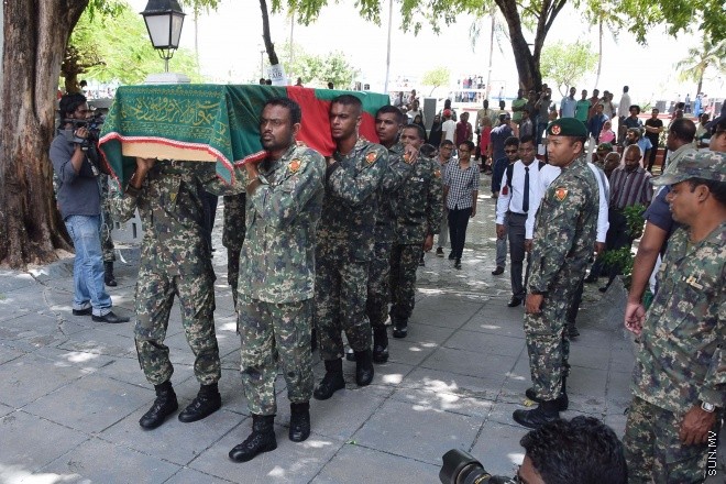 އޯގަސްޓް 20، 2015: ދައުލަތަށް ގިނަ ދުވަސްތަކެއް ވަންދެން ހިދުމަތް ކުރައްވާފައިވާ އަބްދުﷲ ހަމީދުގެ ހަށިކޮޅު މާލެ ގެނައުން -- ސަން ފޮޓޯ/ ފަޔާޒު މޫސާ