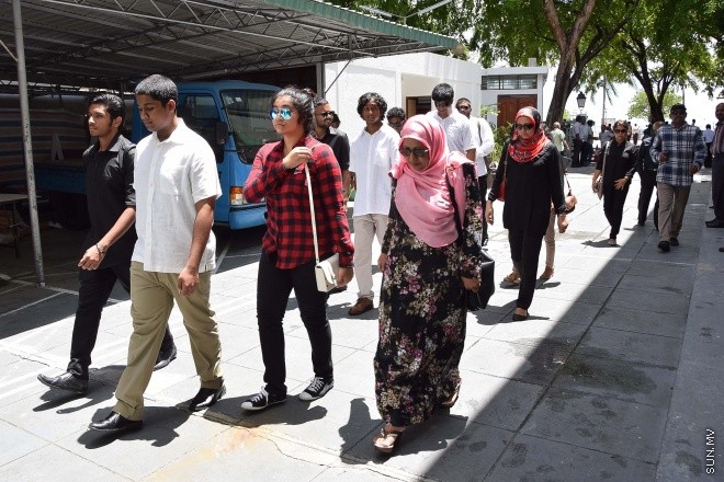 އޯގަސްޓް 20، 2015: ދައުލަތަށް ގިނަ ދުވަސްތަކެއް ވަންދެން ހިދުމަތް ކުރައްވާފައިވާ އަބްދުﷲ ހަމީދުގެ ހަށިކޮޅު މާލެ ގެނައުން -- ސަން ފޮޓޯ/ ފަޔާޒު މޫސާ