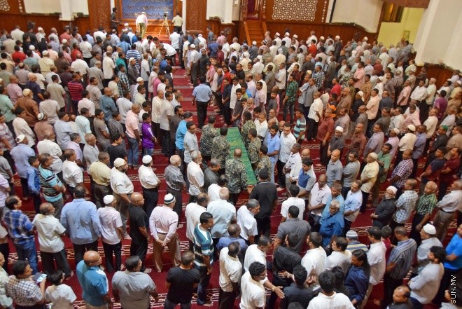އޮގަސްޓް 20، 2015: ދައުލަތަށް ގިނަ ދުވަހު ހިދުމަތް ކުރެއްވި މަރުހޫމް އަލް އުސްތާޒު އަބްދުﷲ ހަމީދު، ރަސްމީ އިއްޒަތުގައި ފަސްދާނަ ލުމަށް ބޭއްވި ޖަނާޒާގެ ތެރެއިން -- ސަންފޮޓޯ/ އަލީ ނަސީރު