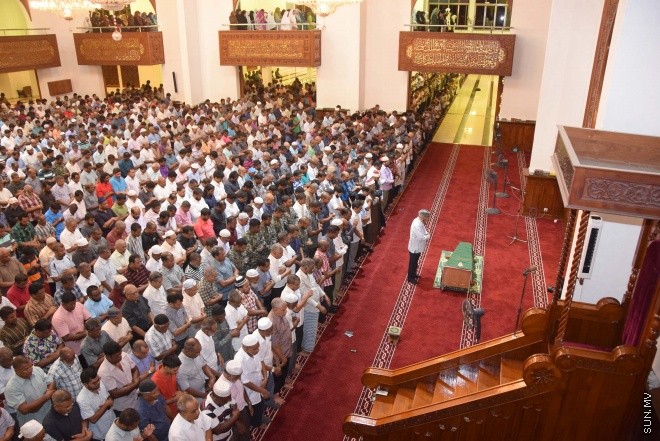 އޮގަސްޓް 20، 2015: ދައުލަތަށް ގިނަ ދުވަހު ހިދުމަތް ކުރެއްވި މަރުހޫމް އަލް އުސްތާޒު އަބްދުﷲ ހަމީދު، ރަސްމީ އިއްޒަތުގައި ފަސްދާނަ ލުމަށް ބޭއްވި ޖަނާޒާގެ ތެރެއިން -- ސަންފޮޓޯ/ އަލީ ނަސީރު