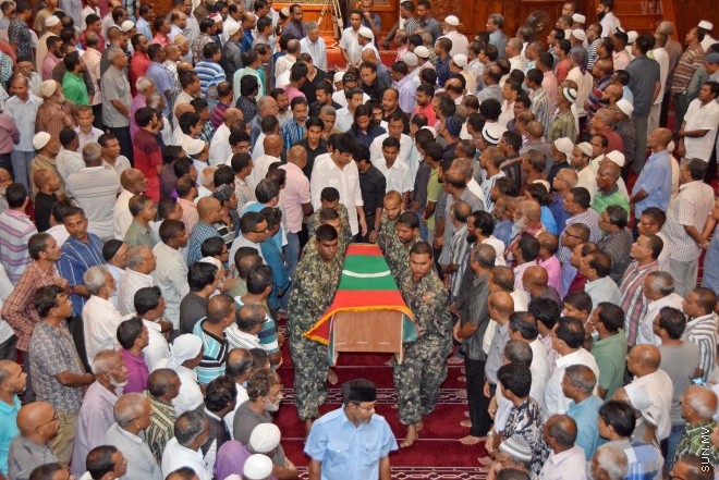 އޮގަސްޓް 20، 2015: ދައުލަތަށް ގިނަ ދުވަހު ހިދުމަތް ކުރެއްވި މަރުހޫމް އަލް އުސްތާޒު އަބްދުﷲ ހަމީދު، ރަސްމީ އިއްޒަތުގައި ފަސްދާނަ ލުމަށް ބޭއްވި ޖަނާޒާގެ ތެރެއިން -- ސަންފޮޓޯ/ އަލީ ނަސީރު