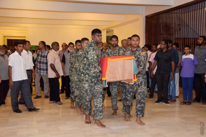 އޮގަސްޓް 20، 2015: ދައުލަތަށް ގިނަ ދުވަހު ހިދުމަތް ކުރެއްވި މަރުހޫމް އަލް އުސްތާޒު އަބްދުﷲ ހަމީދު، ރަސްމީ އިއްޒަތުގައި ފަސްދާނަ ލުމަށް ބޭއްވި ޖަނާޒާގެ ތެރެއިން -- ސަންފޮޓޯ/ އަލީ ނަސީރު