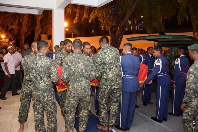 އޮގަސްޓް 20، 2015: ދައުލަތަށް ގިނަ ދުވަހު ހިދުމަތް ކުރެއްވި މަރުހޫމް އަލް އުސްތާޒު އަބްދުﷲ ހަމީދު، ރަސްމީ އިއްޒަތުގައި ފަސްދާނަ ލުމަށް ބޭއްވި ޖަނާޒާގެ ތެރެއިން -- ސަންފޮޓޯ/ އަލީ ނަސީރު