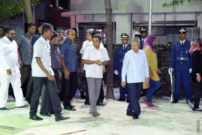 އޮގަސްޓް 20، 2015: ދައުލަތަށް ގިނަ ދުވަހު ހިދުމަތް ކުރެއްވި މަރުހޫމް އަލް އުސްތާޒު އަބްދުﷲ ހަމީދު، ރަސްމީ އިއްޒަތުގައި ފަސްދާނަ ލުމަށް ބޭއްވި ޖަނާޒާގެ ތެރެއިން -- ސަންފޮޓޯ/ އަލީ ނަސީރު