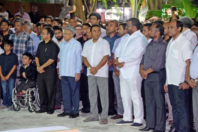 އޮގަސްޓް 20، 2015: ދައުލަތަށް ގިނަ ދުވަހު ހިދުމަތް ކުރެއްވި މަރުހޫމް އަލް އުސްތާޒު އަބްދުﷲ ހަމީދު، ރަސްމީ އިއްޒަތުގައި ފަސްދާނަ ލުމަށް ބޭއްވި ޖަނާޒާގެ ތެރެއިން -- ސަންފޮޓޯ/ އަލީ ނަސީރު