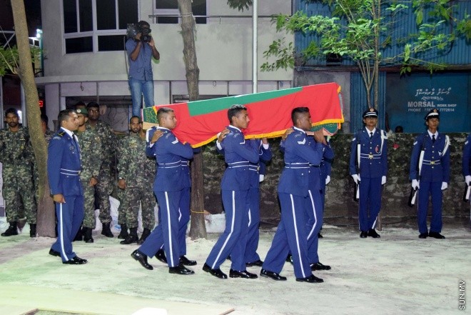އޮގަސްޓް 20، 2015: ދައުލަތަށް ގިނަ ދުވަހު ހިދުމަތް ކުރެއްވި މަރުހޫމް އަލް އުސްތާޒު އަބްދުﷲ ހަމީދު، ރަސްމީ އިއްޒަތުގައި ފަސްދާނަ ލުމަށް ބޭއްވި ޖަނާޒާގެ ތެރެއިން -- ސަންފޮޓޯ/ އަލީ ނަސީރު