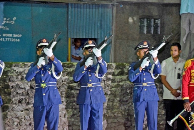 އޮގަސްޓް 20، 2015: ދައުލަތަށް ގިނަ ދުވަހު ހިދުމަތް ކުރެއްވި މަރުހޫމް އަލް އުސްތާޒު އަބްދުﷲ ހަމީދު، ރަސްމީ އިއްޒަތުގައި ފަސްދާނަ ލުމަށް ބޭއްވި ޖަނާޒާގެ ތެރެއިން -- ސަންފޮޓޯ/ އަލީ ނަސީރު